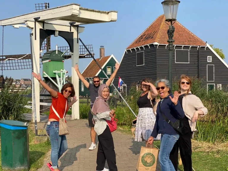 Private Countryside Day Trip: Zaanse Schans, Volendam & Giethoorn